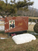 CC网投集团是如何为著名演员李媛媛打造名人艺术墓碑的？