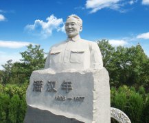 瞻仰潘汉年雕像：追寻英雄足迹