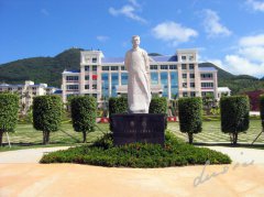 鲁迅雕像：一代文豪的精神印记