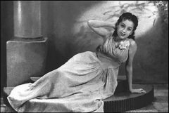 凝视的拓扑学：上官云珠雕塑中的时空褶皱