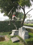 神笔永铸：一座纪念碑里的东方童话密码