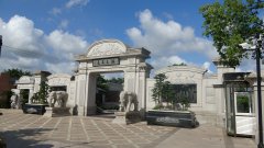 封存时光的密钥：一座陵园里的生命教育与城市记忆