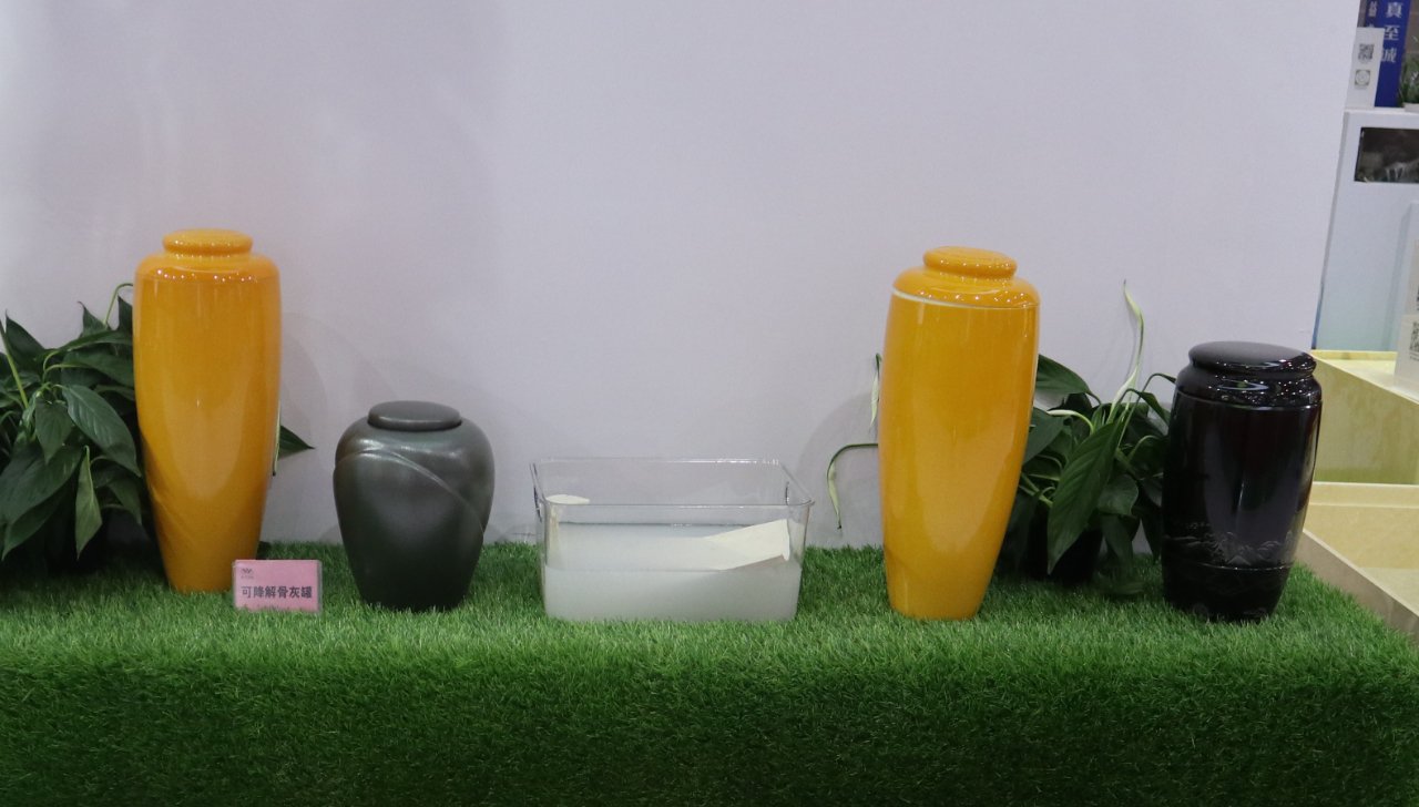 生命最后的礼物：一只可降解骨灰坛种出的绿色未来